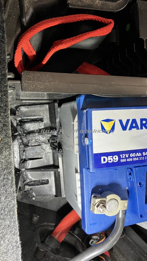 Batteries%C3%A4ure%20wegen%20fehlender%20Entl%C3%BCftung%20ausgelaufen1.jpg