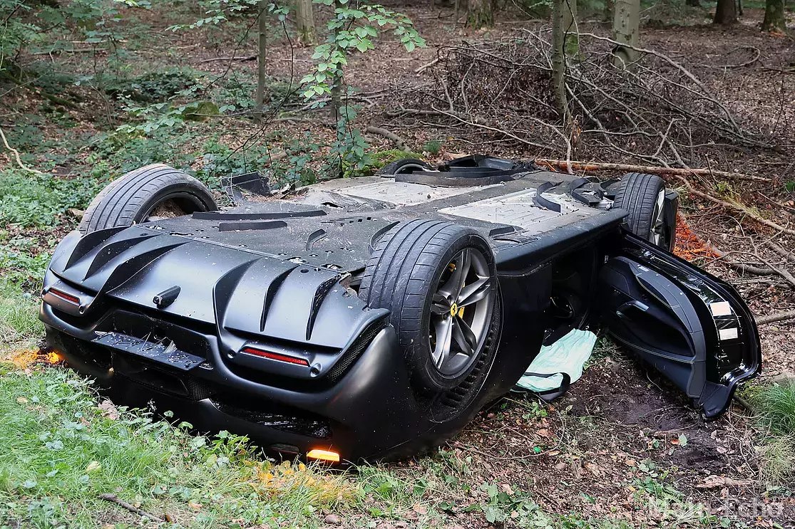 Ferrari_von_unten_01.JPG