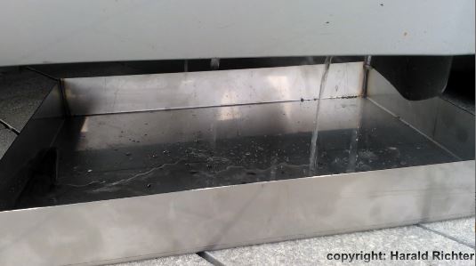 https://www.pixelrichter.de/zroadster/Wasser unter Ablaufkasten.avi